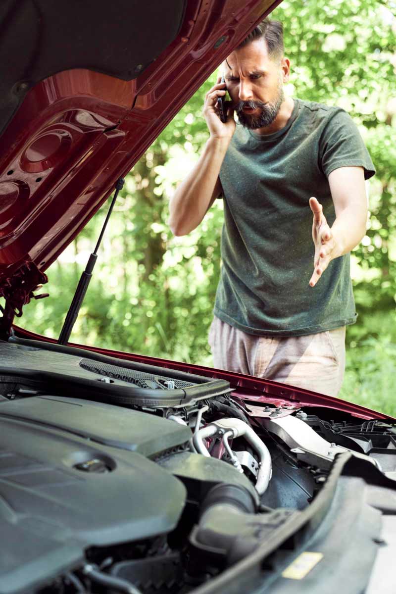 Junger Mann prüft Getriebeschaden bei Schrottauto Ankauf Gladbeck